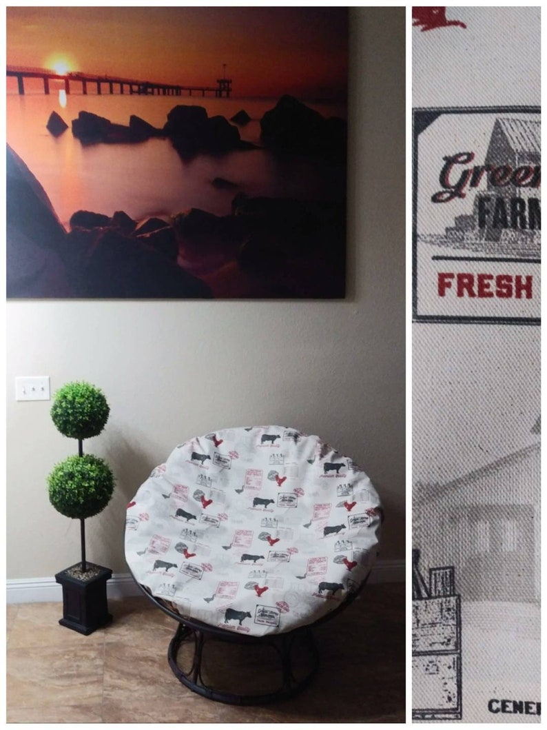 Pu&ograve; includere: Una sedia con motivo bianco e rosso con una base in metallo nero. La sedia &egrave; davanti a un muro con una stampa su tela di un tramonto su un molo e una pianta verde in vaso.