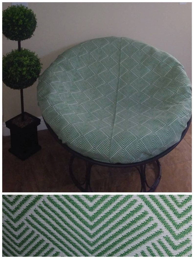 Pu&ograve; includere: Un cuscino rotondo per sedia con un design geometrico verde e bianco. Il cuscino &egrave; fatto di tessuto.
