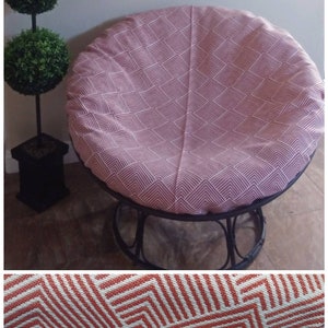 Pu&ograve; includere: Un cuscino per sedia rotondo con un motivo geometrico rosa e bianco. Il cuscino &egrave; realizzato in un tessuto morbido e tessuto ed &egrave; progettato per adattarsi a una sedia rotonda.