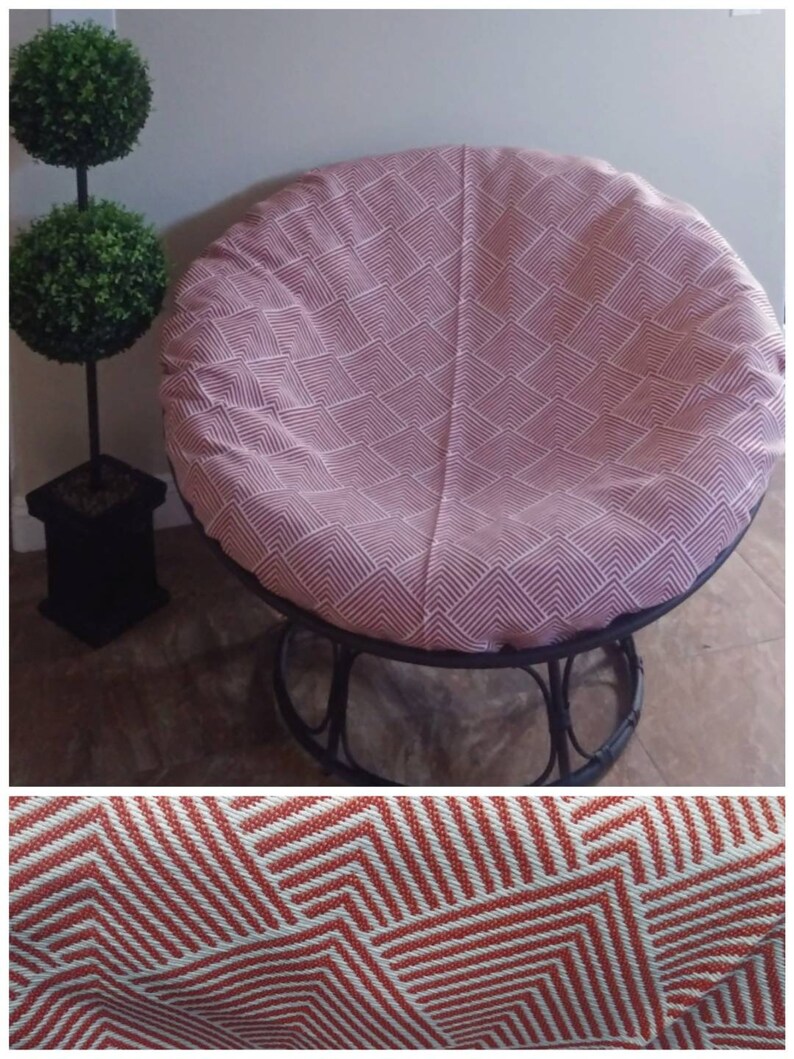 Pu&ograve; includere: Un cuscino per sedia rotondo con un motivo geometrico rosa e bianco. Il cuscino &egrave; realizzato in un tessuto morbido e tessuto ed &egrave; progettato per adattarsi a una sedia rotonda.