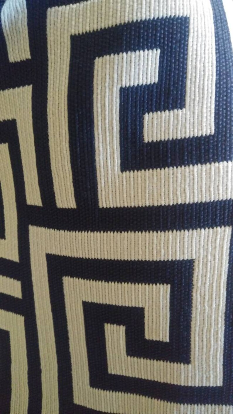 Pu&ograve; includere: Primo piano di un tessuto tessuto con un motivo geometrico blu navy e bianco. Il motivo &egrave; un motivo a chiave greca ripetuto.
