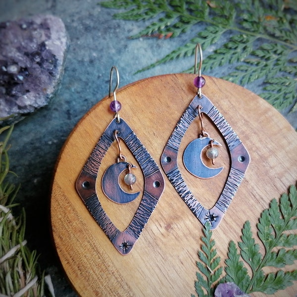 Pendientes amuleto de cobre, amatista y labradorita con gancho de plata, elaborados a mano con simbología femenina de luna y estrellas