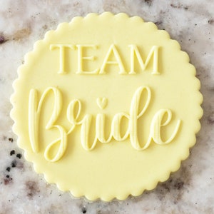 Embosseuse pop-up Team Bride 2 Cookie Biscuit Stamp Fondant Décoration de gâteau Glaçage Cupcakes Pochoir
