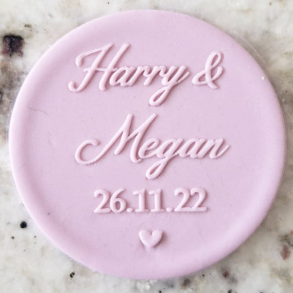 AANGEPASTE bruiloft paar namen en datum met hart biscuit cookie POPup Embosser stempel fondant cake versieren icing stencil