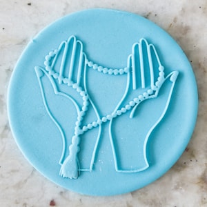 Bedjande händer med rosenkranspärlor blommig popup-prägling kaka kexstämpel fondant tårtdekoration glasyr cupcakes stencil eid islamisk