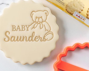 Sello de galleta personalizado con nombre de bebé y oso para hacer adornos de fondant que se ajusten a todas las galletas de mantequilla de tamaño M&S.