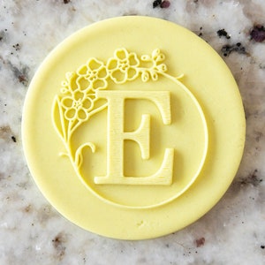 Corona floral Alfabeto Letra E POPup Embosser Sello Fondant Pastel Decoración Glaseado Cupcakes Galleta Plantilla de galleta