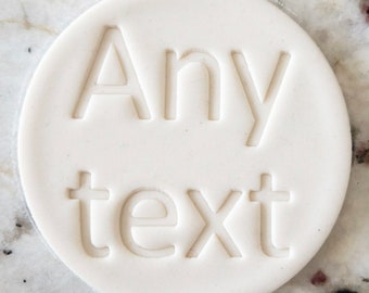 Timbro per biscotti personalizzato con testo 7 (adatto a M&S), stencil per decorazioni di torte in fondente, glassa, cupcake, argilla per matrimoni
