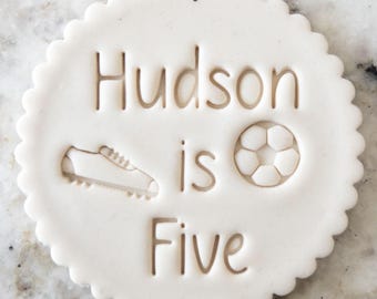 CUSTOM Wählen Sie Ihren Namen und Alter mit Fußball und Stiefel Geburtstag Cookie Keks Stempel Fondant Kuchen Dekorieren Icing Cupcakes Schablone