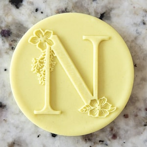 Sello de relieve con letra N del alfabeto floral, para fondant, decoración de pasteles, glaseado, cupcakes, galletas y bizcochos.