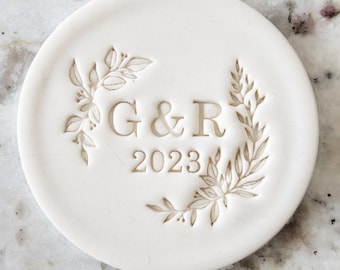 AANGEPASTE bruiloft initialen, jaar met blad detail Cookie Biscuit stempel Fondant taart versieren Icing Cupcakes stencil klei