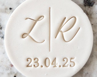 Timbro personalizzato per biscotti con iniziali e data di matrimonio (adatto a M&S), stencil in argilla per decorazioni di torte in fondente e glassa per cupcake.