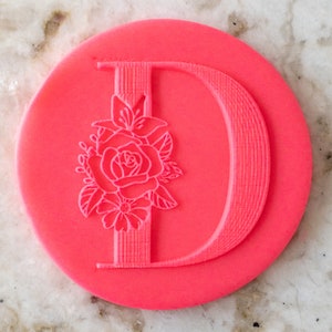 Alfabeto floral Letra D POPup Embosser Sello Fondant Cake Decoración Glaseado Cupcakes Galleta Galleta Stencil