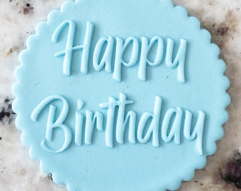 Könnte beinhalten: Ein runder, hellblauer Tortendekor mit den Worten "Happy Birthday" in weißer Glasur.