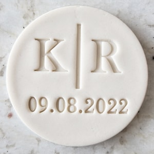 Initiales de mariage personnalisées et date 2 Cookie Biscuit Stamp Fondant Décoration de gâteau glaçage Cupcakes Pochoir Argile