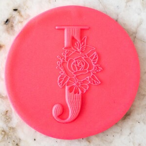 Alfabeto floral Letra J POPup Embosser Sello Fondant Cake Decoración Glaseado Cupcakes Galleta Galleta Stencil