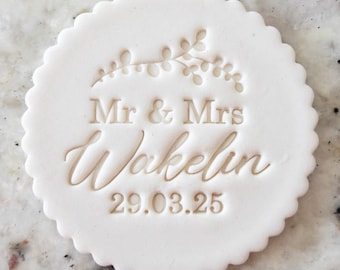 AANGEPASTE heer en mevrouw naam scriptlettertype lommerrijke detail koekjeskoekjesstempel (past M&S) Gepersonaliseerde fondant taart decoreren glazuur Cupcakes bruiloft