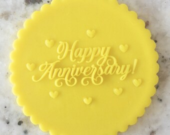 Pode incluir: Um bolo redondo amarelo decorado com as palavras "Feliz Aniversário!" e pequenos corações.