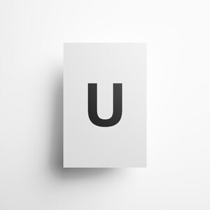 Helvetica Brief U Druck | Schwarz und Weiß Minimalist