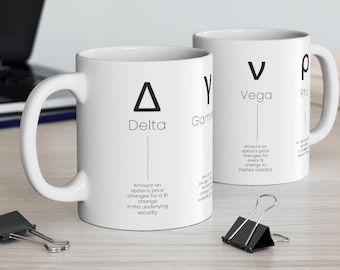 Könnte beinhalten: Zwei weiße Keramikbecher mit schwarzen griechischen Buchstaben und Text. Der Becher links hat ein Delta-Symbol und das Wort "Delta" darunter. Der Becher rechts hat ein Nu-Symbol und das Wort "Vega" darunter. Beide Becher haben Text, der die Bedeutung der Symbole erklärt.