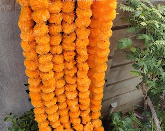Meerkleurige kunstmatige goudsbloem slinger voor Indiase bruiloftsdecoratie, Diwali decoratie achtergrond, Pooja Haldi Mehndi Housewarming