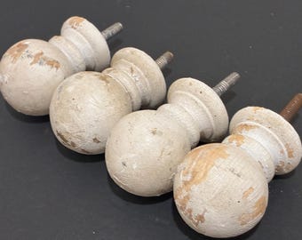 Cuatro remates de madera antiguos con aspecto desgastado / Piezas y accesorios para trabajar la madera