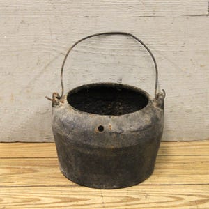 Petite Antique Cast Iron Pot | Gate Mark Cast Iron Cookware