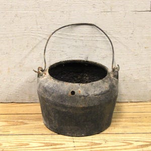 Petite Antique Cast Iron Pot | Gate Mark Cast Iron Cookware