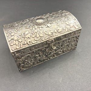 Charming Ornately Engraved Silver Plated Jewelry Box | Decorative Leaf Patterned Trinket Chest