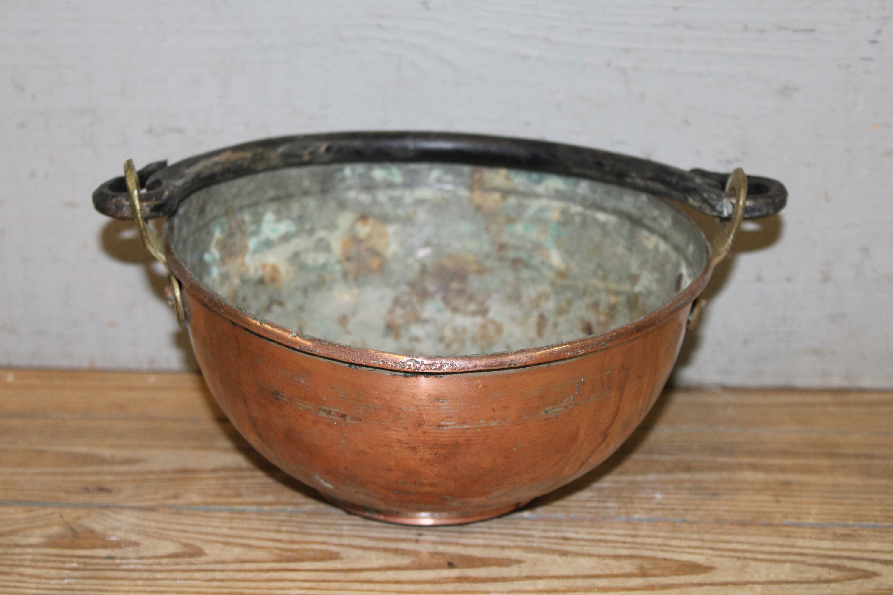 ANTIQUE COPPER POT W/DECORATIVE TRIM! 2 FORGED IRON HANDLES