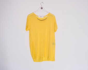 Elisabetta Franchi Jeans geel T-shirt met korte mouwen voor vrouw met glazen ketting vintage kledingstuk zeldzaam in goede staat MAAT 42 - M