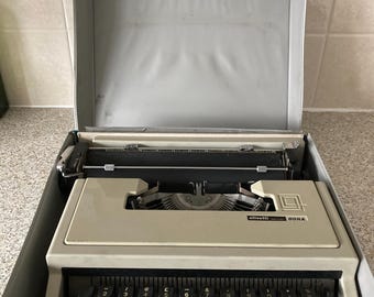 Machine à écrire Olivetti vintage Dora dans un étui bleu sarcelle, c&#39;est 1960 Manuel portable