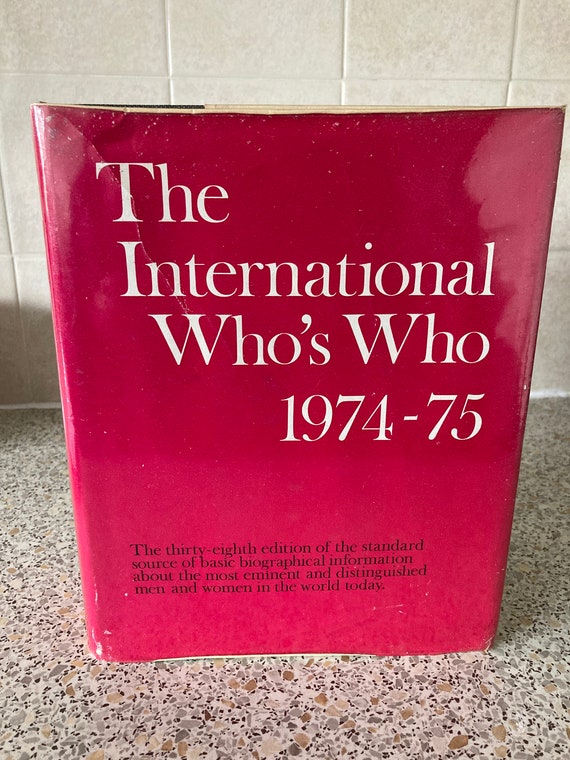 Who's Who International Version 1974 - 1975 The source book of information on people of influence since 1849 RRP 380 GBP + Royal Family