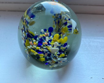 presse-papier en verre vintage avec une seule fleur blanche et des feuilles vertes c 1960
