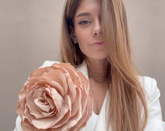 Spilla a forma di rosa in seta – Grande spilla floreale fatta a mano per giacca, cappello, cintura, borsa