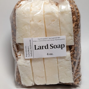 Pu&ograve; includere: Un sacchetto di plastica trasparente contenente diverse barre rettangolari di sapone allo strutto, imbottite con carta marrone sminuzzata. Un'etichetta bianca riporta: OpeSoapsLLC, Springfield MO, https://www.etsy.com/shop/OpeSoapsLLC, Lard Soap, 113g, Ingredienti: Strutto, Acqua, Idrossido di sodio.