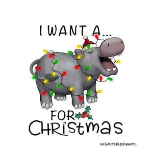 Puede incluir: Una ilustración de dibujos animados de un hipopótamo gris con un gorro de Papá Noel y envuelto en luces de Navidad. El texto "I WANT A... FOR CHRISTMAS" está escrito debajo del hipopótamo.