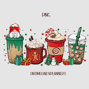 Puede incluir: Cuatro bebidas festivas de Navidad con un tema navideño. Una taza verde y marrón con un gnomo asomándose, una taza roja con un hombre de jengibre y malvaviscos, una taza roja con crema batida y un bastón de caramelo, y una taza transparente con una bebida de menta verde y blanca.