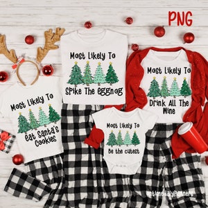 Könnte beinhalten: Weiße Weihnachts-Familien-T-Shirts und ein Baby-Body mit passenden schwarz-weiß karierten Schlafanzughosen. Jedes Shirt hat ein Weihnachtsbaum-Design und die Aufschriften "Most Likely To Eat Santa's Cookies", "Spike The Eggnog", "Drink All The Wine" und "Be the cutest".