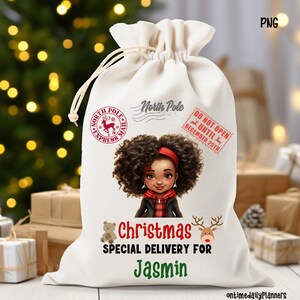Puede incluir: Una bolsa de regalo de Navidad blanca con una ilustraci&oacute;n roja y negra de una ni&ntilde;a con el pelo rizado. La bolsa tiene un sello rojo que dice "North Pole Express Mail" y otro sello rojo que dice "No abrir hasta el 25 de diciembre". La bolsa tambi&eacute;n tiene una ilustraci&oacute;n de un reno rojo y un oso de peluche marr&oacute;n. El texto "Christmas Special Delivery for Jasmin" est&aacute; impreso en la bolsa.