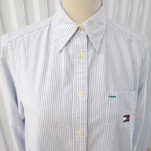 Tommy Hilfiger Light Denim Blue & White Vertical Stripes Stripped Cotton Front Pocket Button Up Roll Tab Long Sleeve Oxford Shirt Size 6