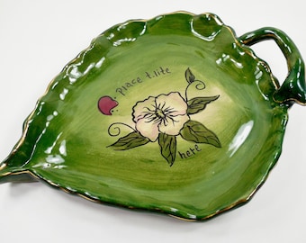 Blue Sky Clayworks Green Leaf Shape Ceramic Tea Light Candle Holder Handle Dish Painted Floral Flower & Phrase Place t. lite here Gold Trim