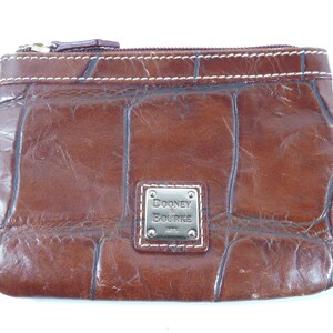 Monedero de piel de cocodrilo marrón con relieve de cocodrilo de Dooney And Bourke, monedero, tarjetero, monedero, forma rectangular, cierre de cremallera