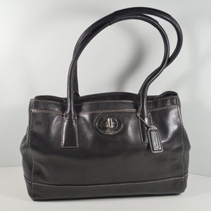 Coach Madeline Bolso de cuero negro Bolso tipo cartera Doble asa superior Correas para los hombros Cierre a presión expandible Lados Herrajes de metal plateado