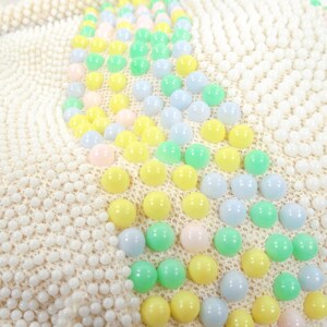 Mid Century 50s 60s White Seed Beads Pastel Blue Pink Yellow Green Beads Hand Beaded Gold Kiss Lock Closure Purse Handbag Beaded Top Handle afbeelding 8