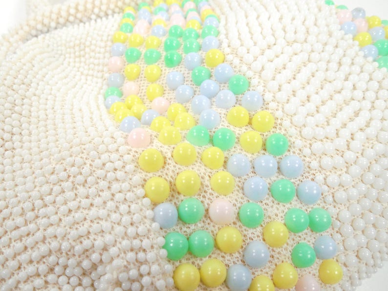 Mid Century 50s 60s White Seed Beads Pastel Blue Pink Yellow Green Beads Hand Beaded Gold Kiss Lock Closure Purse Handbag Beaded Top Handle afbeelding 8