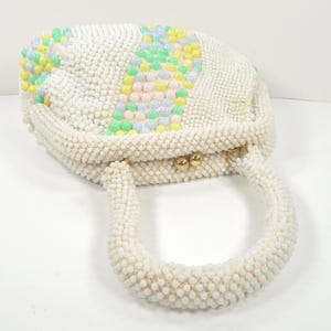 Mid Century 50s 60s White Seed Beads Pastel Blue Pink Yellow Green Beads Hand Beaded Gold Kiss Lock Closure Purse Handbag Beaded Top Handle afbeelding 2