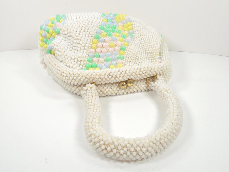 Mid Century 50s 60s White Seed Beads Pastel Blue Pink Yellow Green Beads Hand Beaded Gold Kiss Lock Closure Purse Handbag Beaded Top Handle afbeelding 2