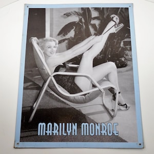 Marilyn Monroe 2003 Traje de baño bikini junto a la piscina No me importa vivir en un mundo de hombres Letrero publicitario promocional vintage de metal para colgar en la pared