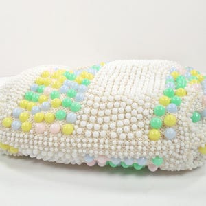 Mid Century 50s 60s White Seed Beads Pastel Blue Pink Yellow Green Beads Hand Beaded Gold Kiss Lock Closure Purse Handbag Beaded Top Handle afbeelding 5